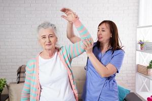 Una anciana y un médico de rehabilitación: concepto de rehabilitación y salud de las personas mayores