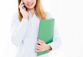 retrato recortado de una mujer de negocios hablando por teléfono celular y sosteniendo una carpeta o un caso de documento aislado en el fondo blanco. chica en camisa. copiar espacio, en blanco foto