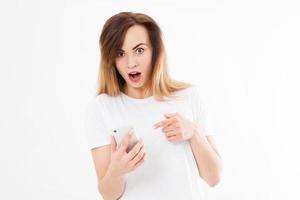 mirada de asombro al teléfono, retrato de niña sorprendida, mujer mirando a un teléfono inteligente viendo malas noticias o fotos con emoción de asombro en la cara, boca abierta, expresión de reacción humana, espacio de copia