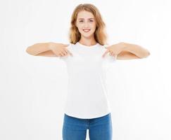 Una mujer joven y atractiva señaló una camiseta aislada de fondo blanco, una chica con una camiseta, en blanco foto