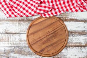 escritorio en mesa de madera con mantel rojo, plantilla, espacio de copia foto