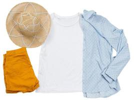 vista superior de la camiseta vacía, maqueta de camiseta, camisa azul, camisas naranjas y sombrero de verano foto