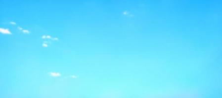cielo azul borroso con fondo de nubes, espacio de copia foto