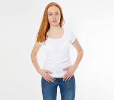 hermosa chica de pelo rojo feliz en camiseta blanca aislada. Sonrisa bonita mujer de cabeza roja en camiseta maqueta, en blanco. foto