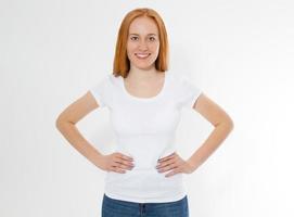 hermosa chica de pelo rojo feliz en camiseta blanca aislada. Sonrisa bonita mujer de cabeza roja en camiseta maqueta, en blanco. foto