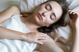 dormir mujer de cerca, dormir niña, mujer acostada en la cama, buen sueño, insomnio cuidado de la salud. enfoque selectivo foto