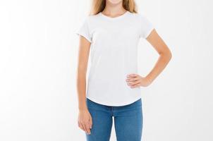 joven caucásica, mujer europea, chica en camiseta blanca en blanco. diseño de camisetas y concepto de personas. vista frontal de camisas aislado sobre fondo blanco. Bosquejo. copie el espacio. foto