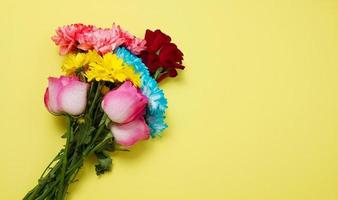 enviar flores concepto en línea. entrega de flores para san valentín y día de la madre. ramo de rosas rojas aisladas sobre fondo violeta. diseño de postal con hermosa rosa natural. vista superior. copie el espacio foto