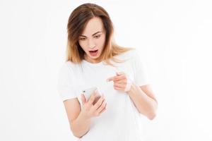 mirada de asombro al teléfono, retrato de niña sorprendida, mujer mirando a un teléfono inteligente viendo malas noticias o fotos con emoción de asombro en la cara, boca abierta, expresión de reacción humana, espacio de copia