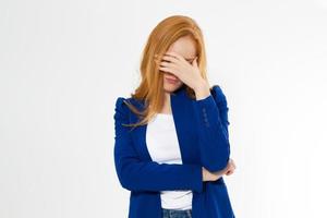 linda, joven y bella mujer de cabello rojo hacer facepalm. El dolor de cabeza de la chica pelirroja no logró alterar la palma de la cara de negocios. retrato de mujer haciendo facepalm posando sobre fondo de estudio. foto