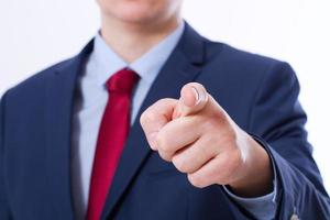 primer plano de un hombre de negocios apuntándote con el dedo aislado de fondo blanco. tocando la pantalla virtual. concepto de éxito. enfoque selectivo foto