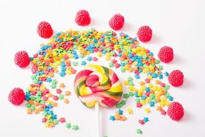 caramelos de colores, piruletas y dulces aislados en fondo blanco. vista superior. enfoque selectivo. foto