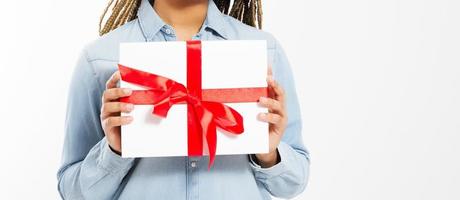 mano femenina sostenga cajas de regalo aisladas sobre fondo blanco, mujer y regalos foto