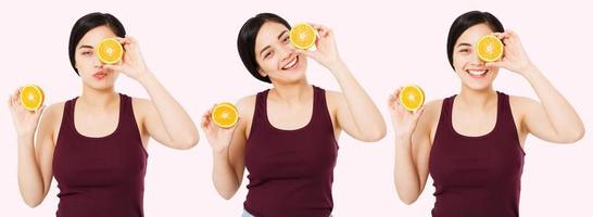 poner feliz asiática, mujer china con buena piel sosteniendo mitades de naranja cerca de la cara, concepto de belleza para el cuidado de la piel, chica japonesa de collage foto