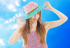 chica emocional positiva con sombrero y vestido de verano posando aislada foto