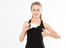 mujer emocionada que muestra un cartel de tarjeta de papel en blanco vacío con espacio de copia para texto y muestra como. Magnífico modelo femenino caucásico blanco asiático chino multiétnico aislado sobre fondo blanco. Tarjeta de regalo. foto