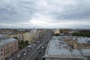 vista de st. petersburgo, tejados y calles en un día de verano. foto