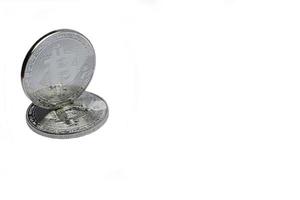 dos bitcoins de plata sobre un fondo blanco. foto