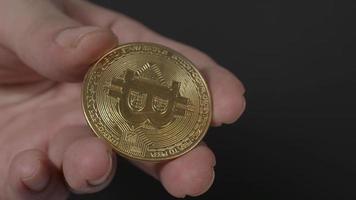 guld bitcoin att ge och ta emot för hand. representerar kryptovalutatransaktioner video