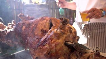 el ternero asado en un asador cubierto con un dorado crujiente video