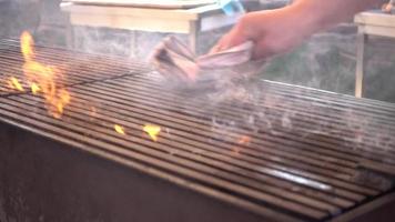 feu sur grill barbecue video