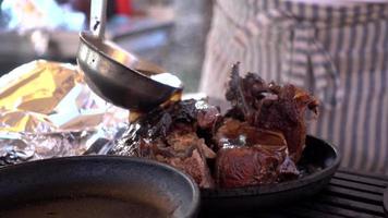 cocinero prepara un plato de carne de ternera con tomates y verduras video