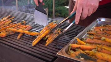 cuisinier prépare des frites de carottes grillées video