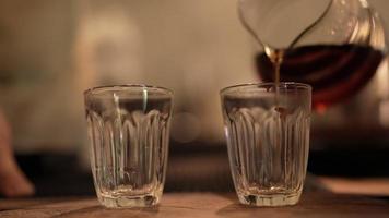 photo au ralenti d'un barista qui prépare un café chaud par filtre goutte à goutte versant de l'eau, café fait maison le matin à la maison ou au café, eau de brassage à la main vintage sur des grains de café torréfiés video