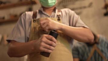 Zeitlupenaufnahme von Barista, der einen heißen Kaffee durch Filtertropfwasserprozess zubereitet, hausgemachter Kaffee am Morgen zu Hause oder im Café, Vintage-Handbrühwasser über gerösteten Kaffeebohnen video