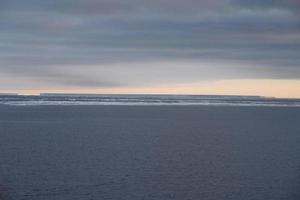 Antártida campos de hielo interminables icebergs en el mar foto