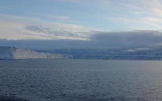 Antártida campos de hielo interminables icebergs en el mar foto