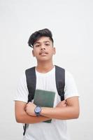 joven estudiante indio sosteniendo un archivo de diario en la mano. foto