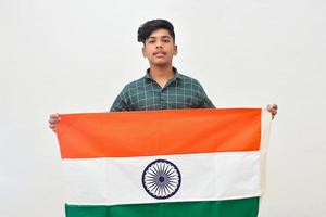 joven indio celebrando el día de la república india o el día de la independencia foto