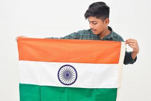 joven indio celebrando el día de la república india o el día de la independencia foto