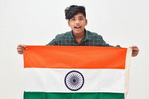 joven indio celebrando el día de la república india o el día de la independencia foto