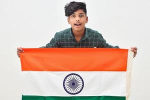 joven indio celebrando el día de la república india o el día de la independencia foto