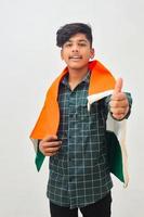 joven indio celebrando el día de la república india o el día de la independencia foto