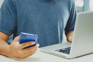 los hombres que usan dispositivos móviles y computadoras están trabajando en la búsqueda de información utilizando tecnología de Internet. Conceptos modernos, comunicación empresarial, inversión y marketing en línea. foto