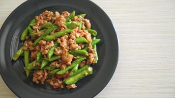 Frijoles fritos o judías verdes salteados con carne de cerdo picada - estilo de comida asiática video