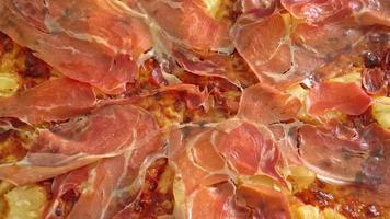 pizza med prosciutto eller parmaskinka pizza - italiensk matstil video