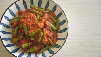 gebratenes Schweinefleisch mit roter Currypaste video