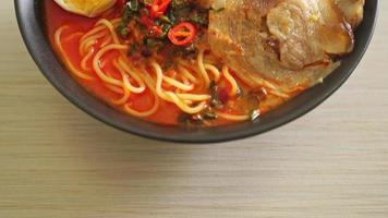 fideos ramen sopa de tomyum picante con cerdo asado - estilo de comida fusión video