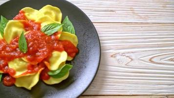 ravioli com molho de tomate e manjericão video