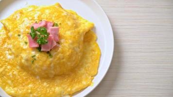 tortilla cremosa con jamón sobre arroz o arroz con jamón y tortilla blanda video