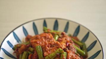 carne de porco frita com pasta de curry vermelho - estilo de comida tailandesa video