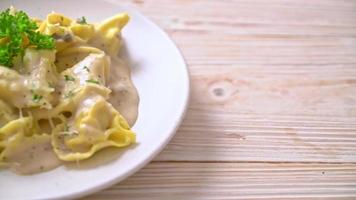 Tortellini-Nudeln mit Champignon-Sahnesauce und Käse - italienische Küche - video