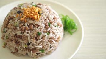 arroz frito con aceitunas chinas y carne de cerdo picada - estilo de comida asiática