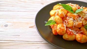 gnocchi in tomato sauce with cheese video