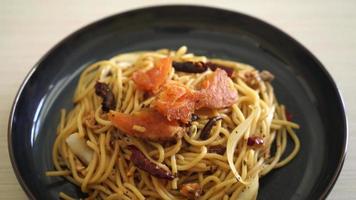 roergebakken spaghetti met zalm en gedroogde chili - fusion food style video