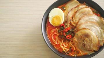 fideos ramen sopa de tomyum picante con cerdo asado - estilo de comida fusión video